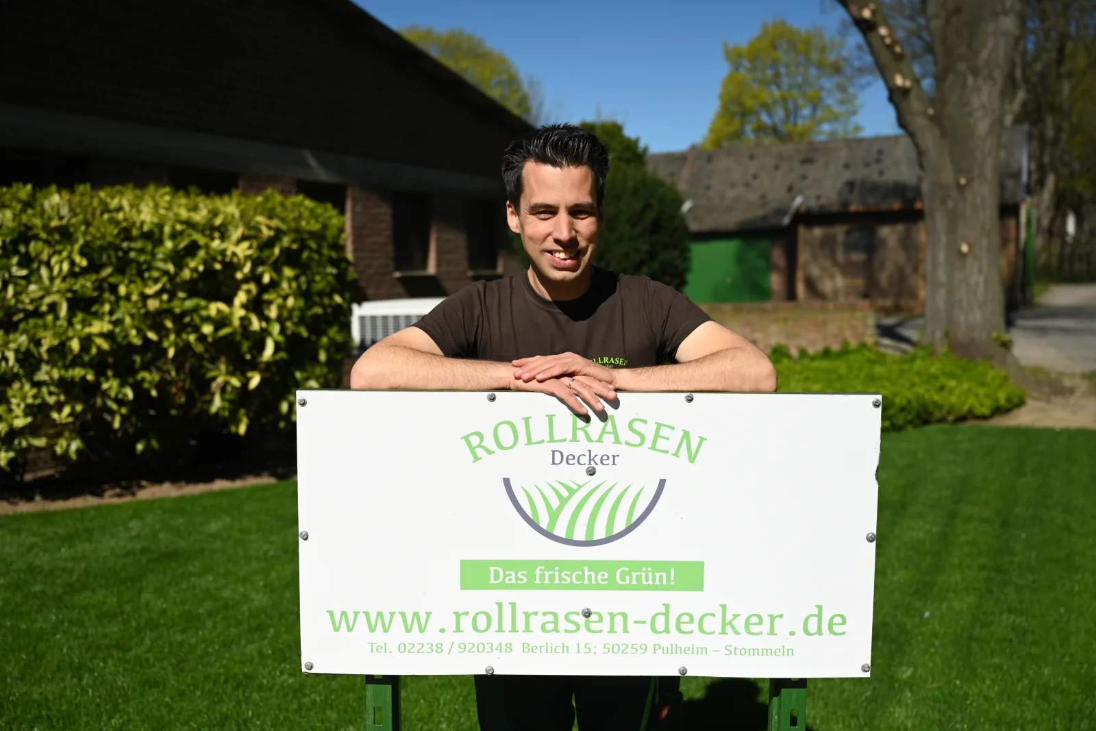 Thomas Decker am Hof-Schild von Rollrasen Decker in Pulheim-Stommeln