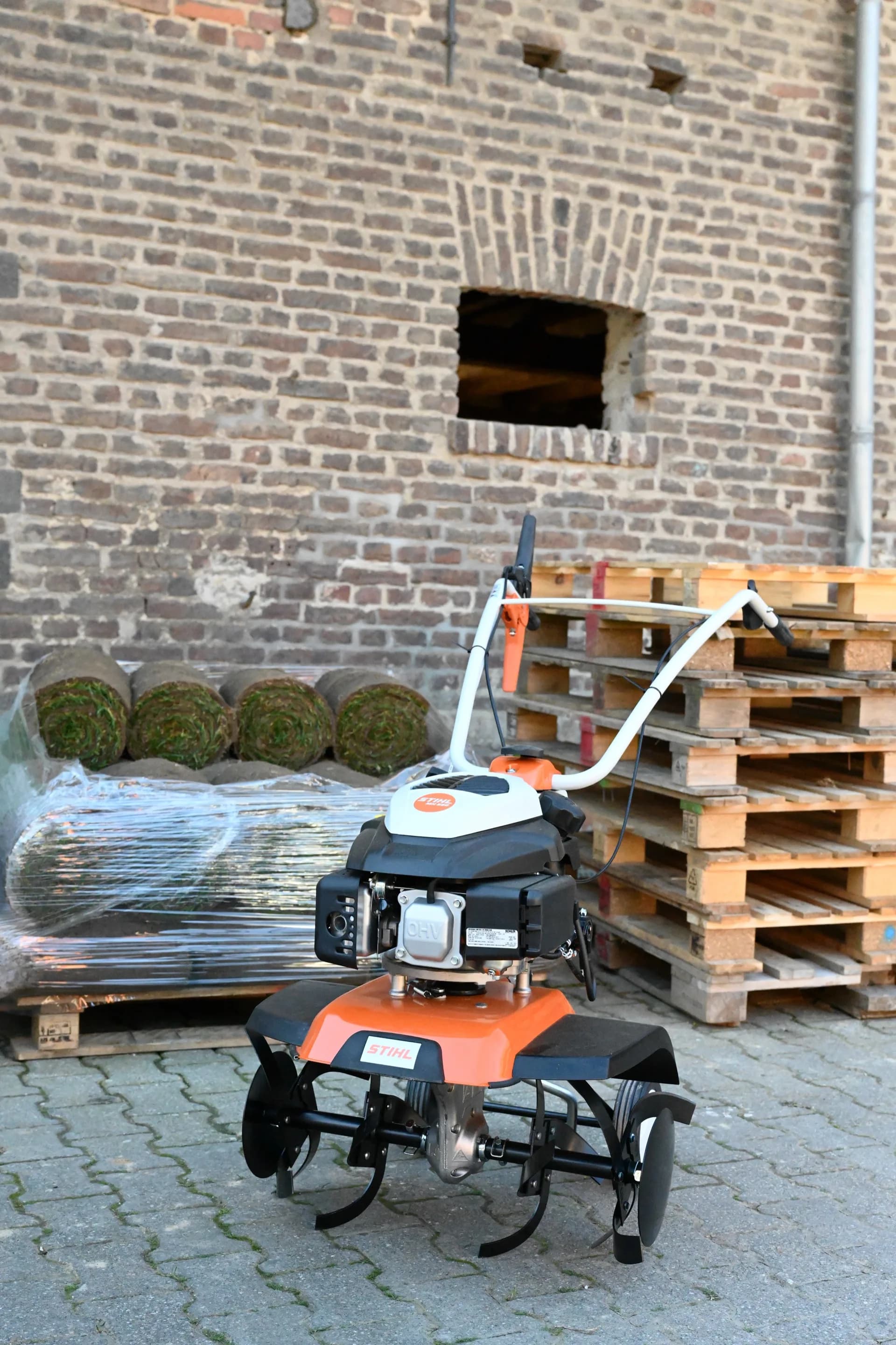 Motorhacke für die Bodenvorbereitung vor der Rasenverlegung, bei uns im Verleih